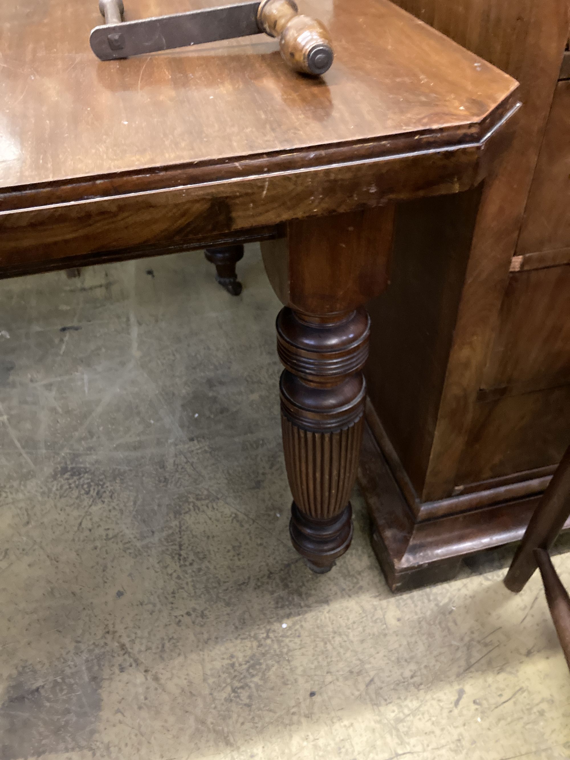 A late Victorian walnut extending dining table, length 146cm extended, depth 103cm, height 73cm